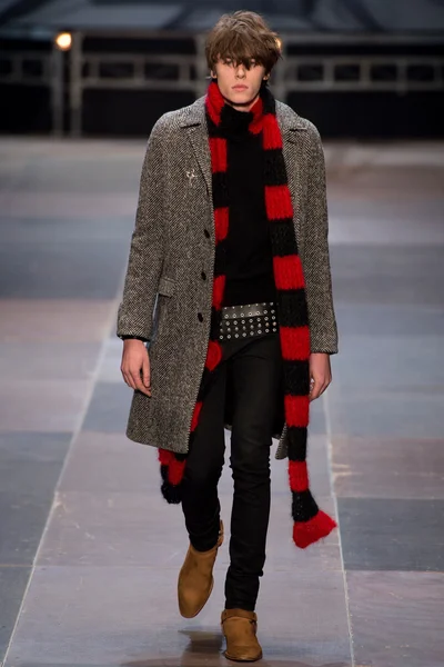 Look 16